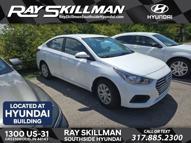 Used 2022 White Hyundai SE image 1