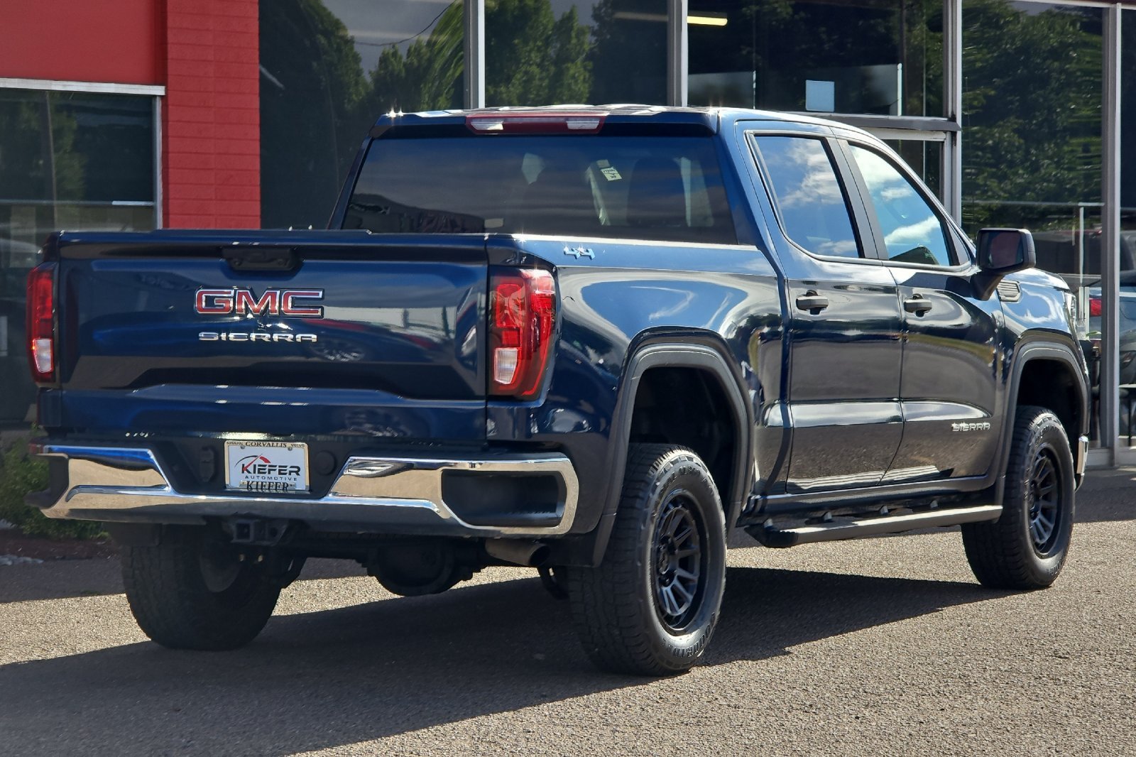 Used 2023  GMC Pro image 4