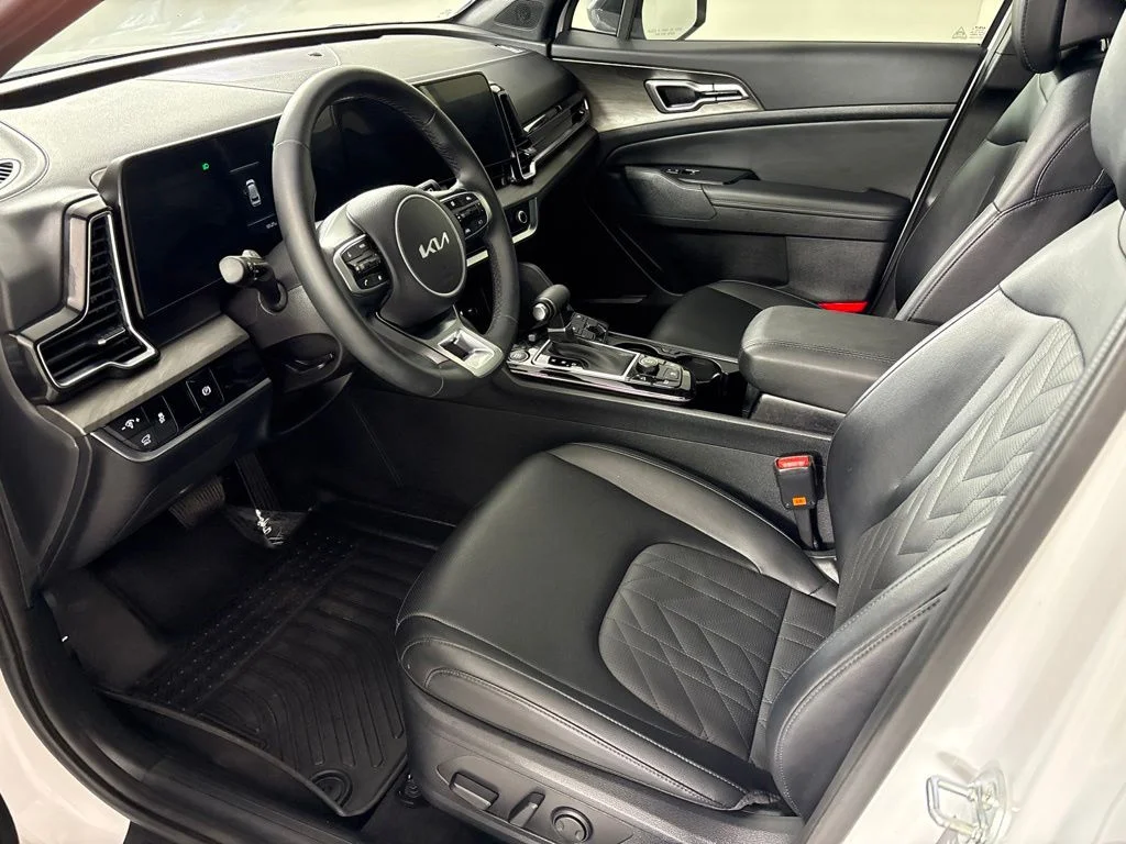 Used 2025 White Kia X-Line image 27