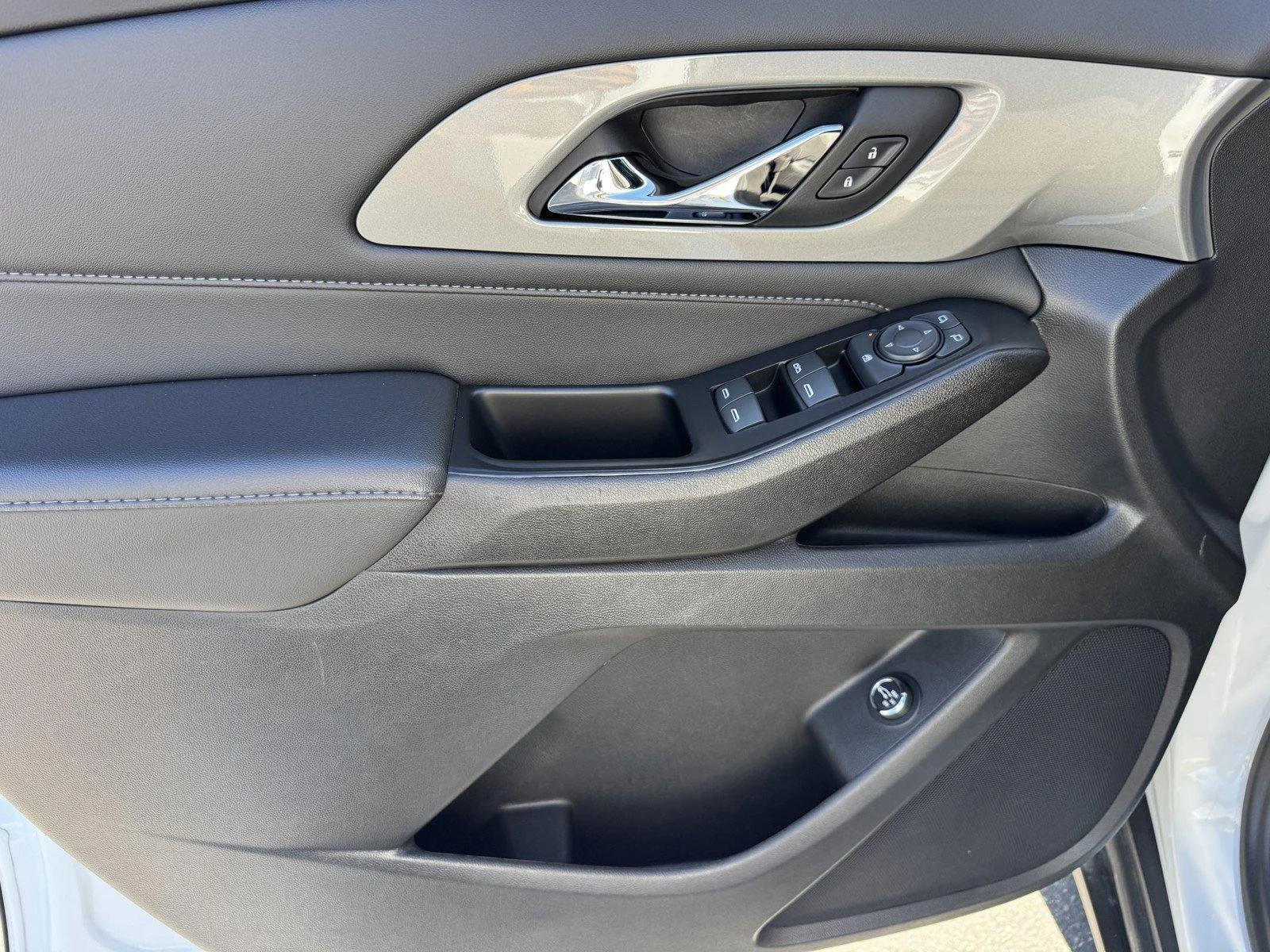 Used 2023 SUMMIT WHITE Chevrolet LT Cloth image 19
