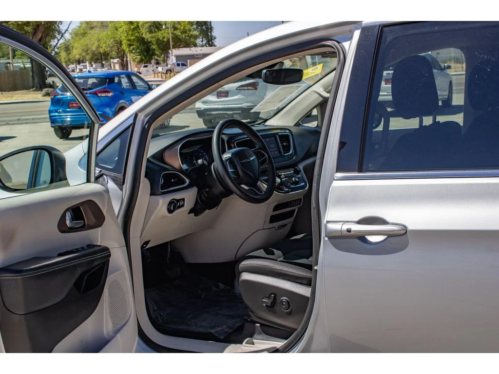 Used 2023 Silver Mist Clearcoat Chrysler LX image 26