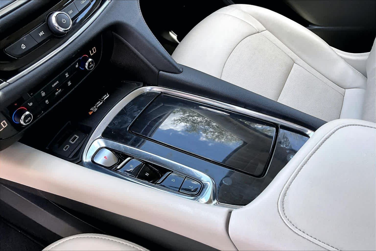 Used 2023 Summit White Buick Essence image 17