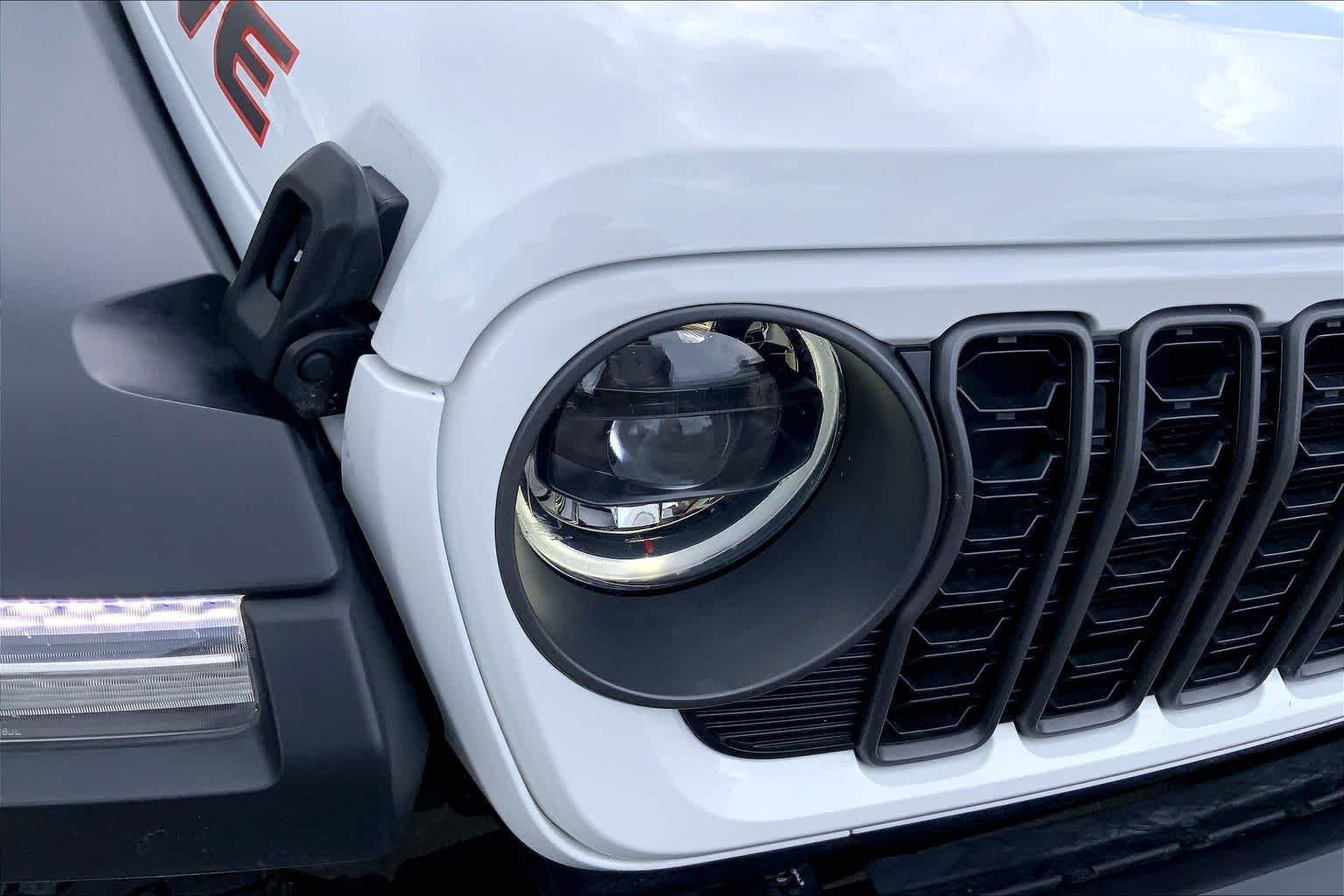 Used 2026 Bright White Clearcoat Jeep Mojave image 27