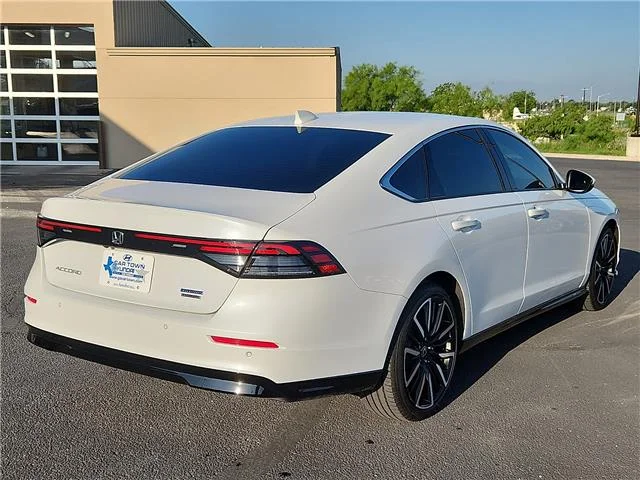 Used 2025 White Honda Touring image 4