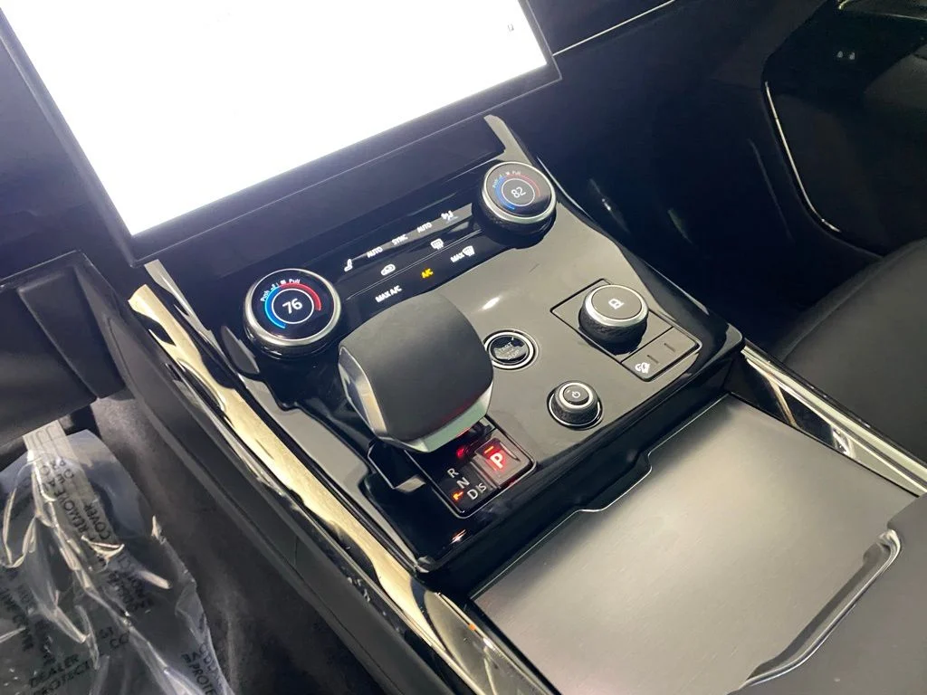 Used 2023 Fuji White Land Rover SE image 18