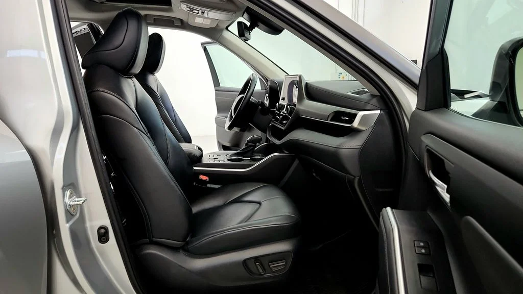 Used 2023 Silver Toyota XLE image 17