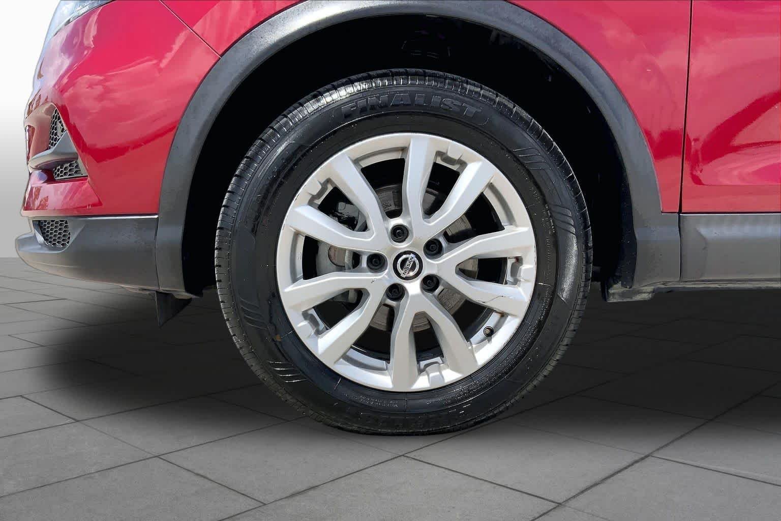Used 2020 Scarlet Ember Tintcoat Nissan SV image 11