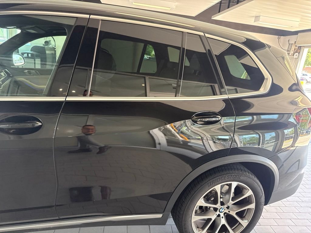 Used 2024 Black BMW sDrive40i image 9