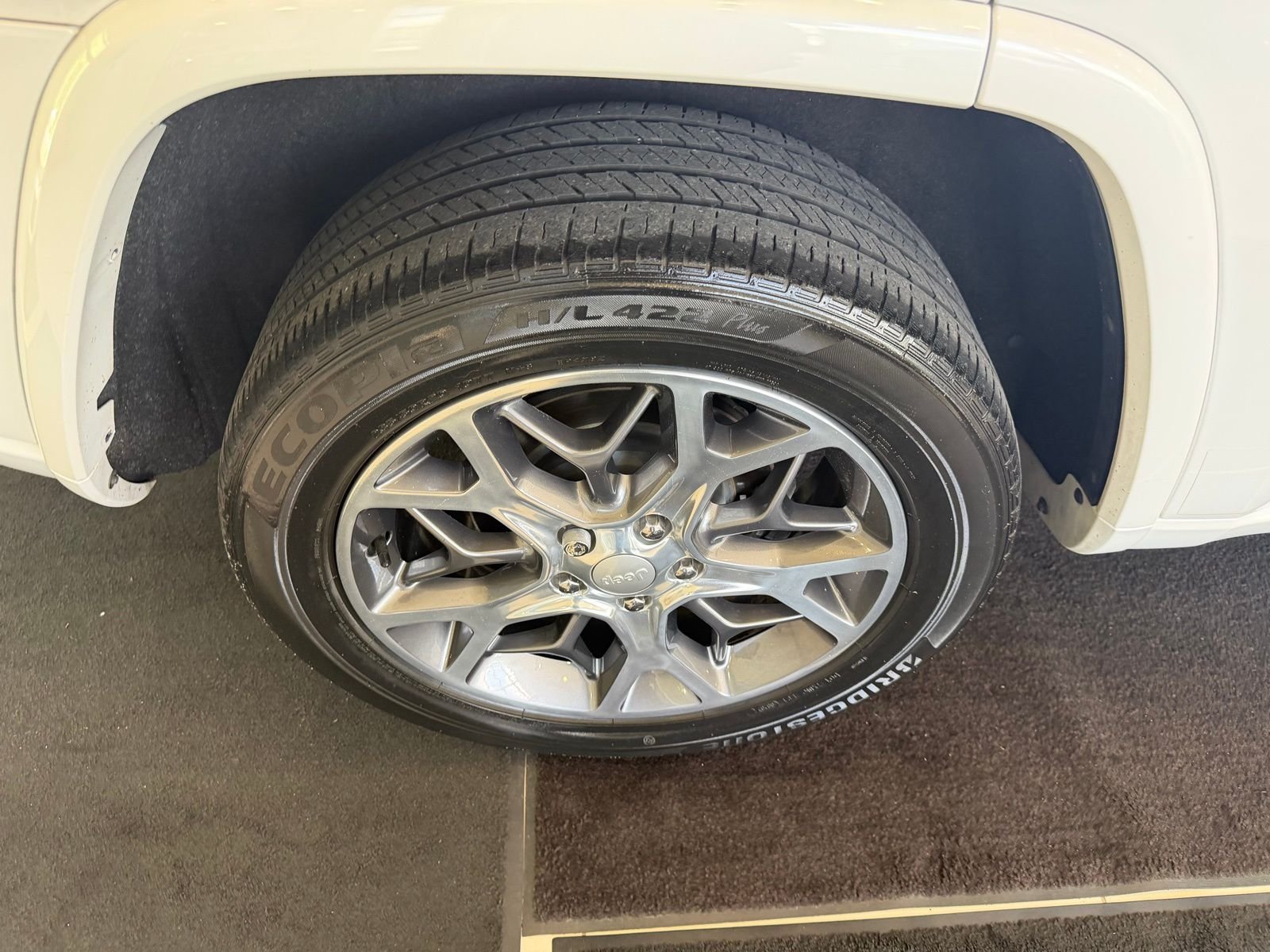 Used 2020 Off-white Jeep Overland image 30