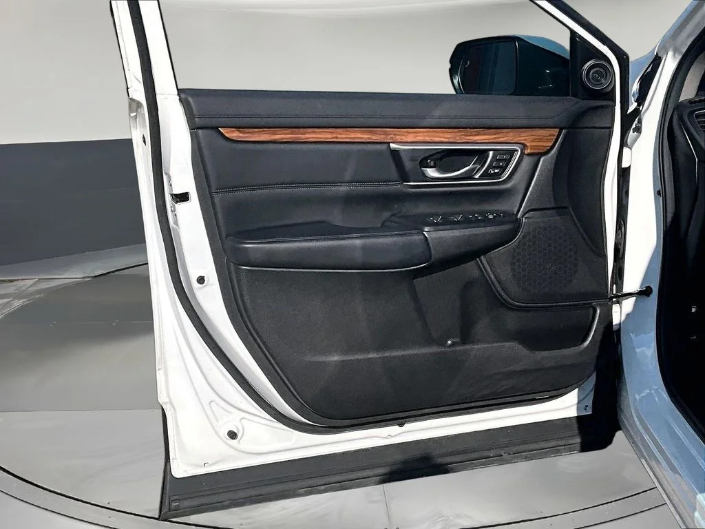Certified Used 2022 White Honda Touring image 24