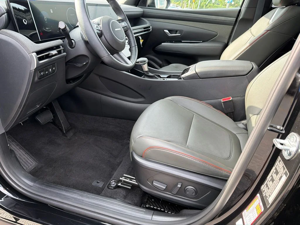 Used 2025 Black Hyundai Limited image 9