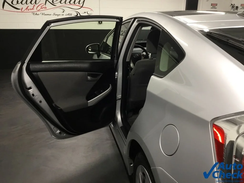 Used 2015 Silver Toyota Three image 32