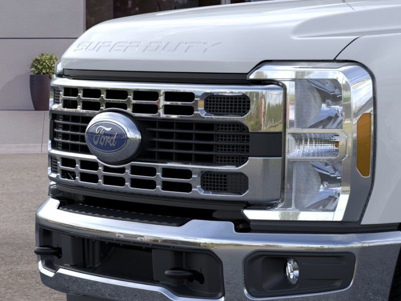 New 2026 Oxford White Ford XLT image 17