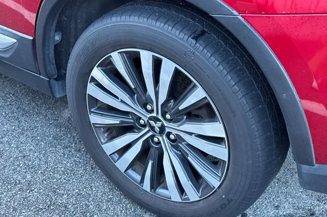 Used 2020 Red Diamond Mitsubishi SEL image 4