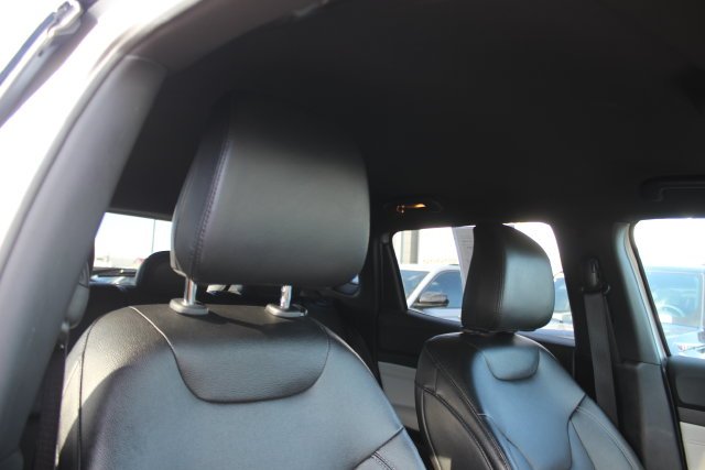 Used 2025 Silver Jeep Limited image 33