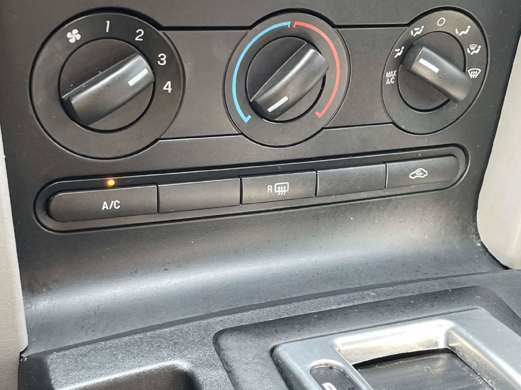 Used 2007  Ford GT Deluxe image 32