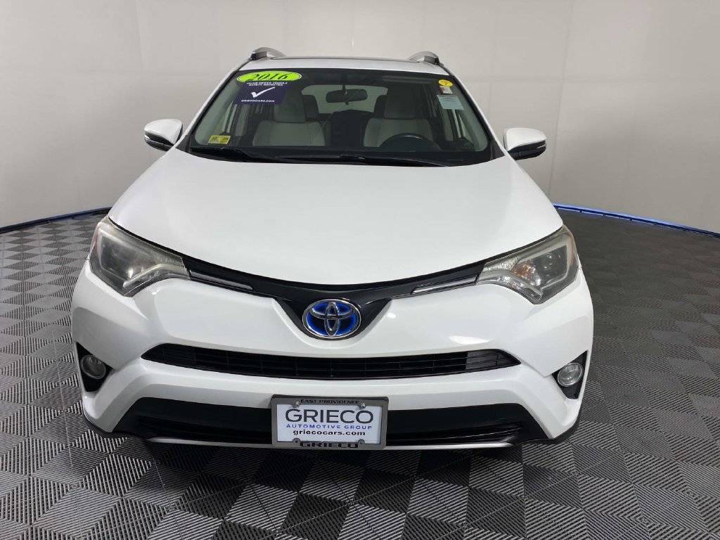 Used 2016 White Toyota XLE image 3