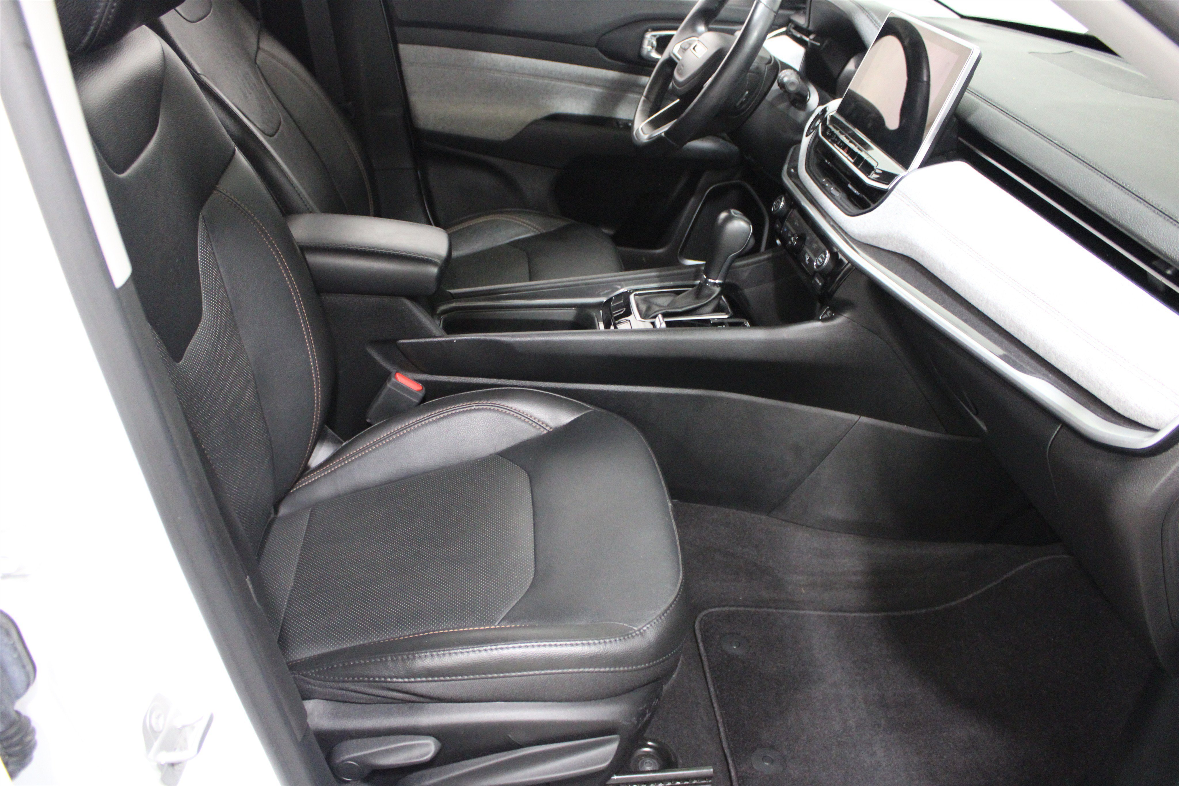 Used 2022 Bright White Clearcoat Jeep Latitude Lux 4x4 image 24
