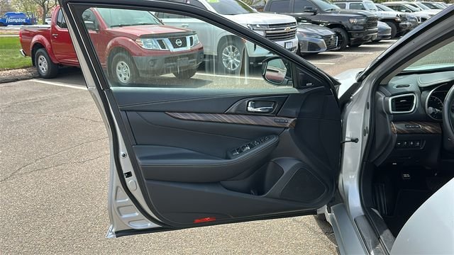 Used 2018 Silver Nissan Platinum image 8