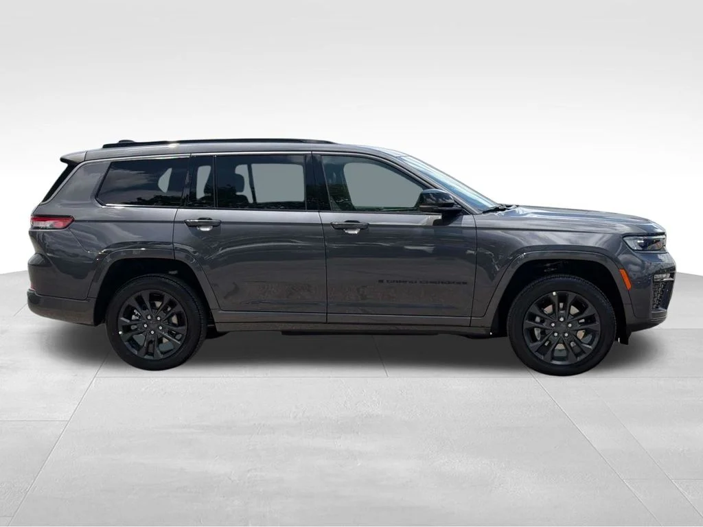 New 2026 Baltic Gray Metallic Clear-Coat Exterior Paint Jeep Limited Reserve image 4