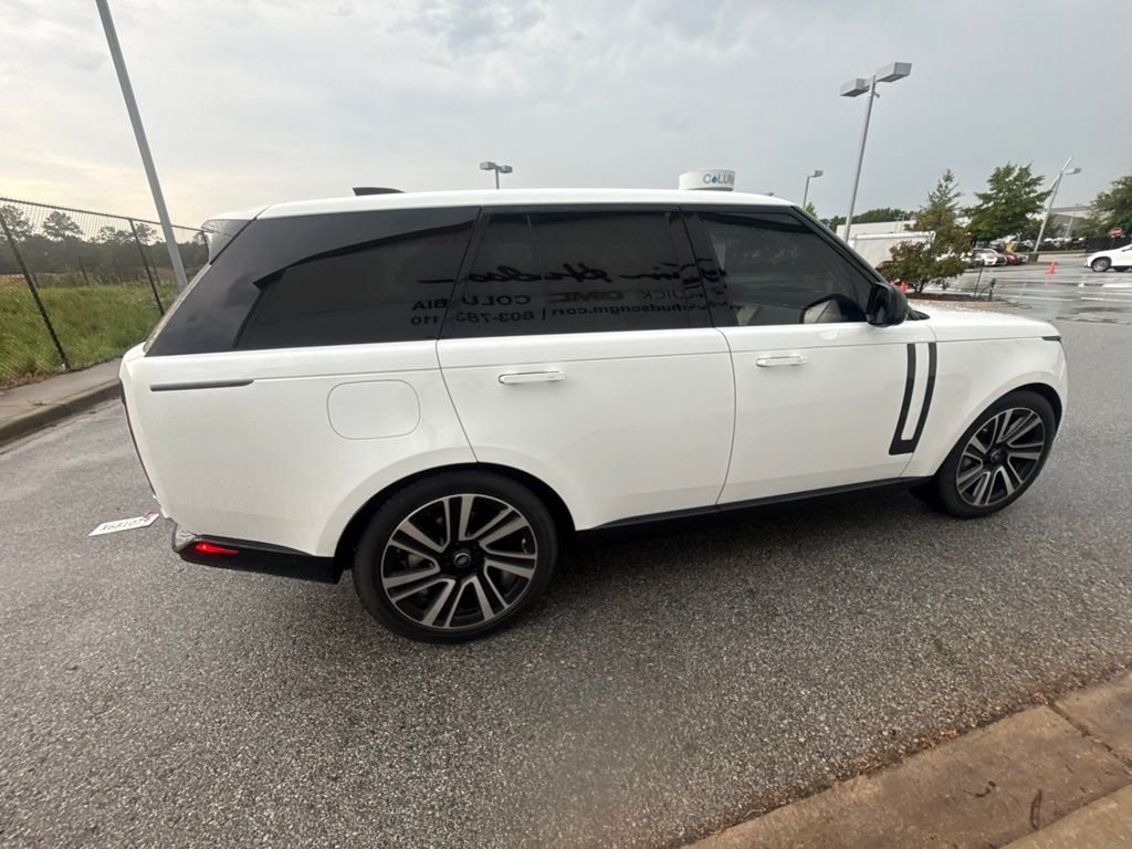 Used 2023 White Land Rover SE image 4