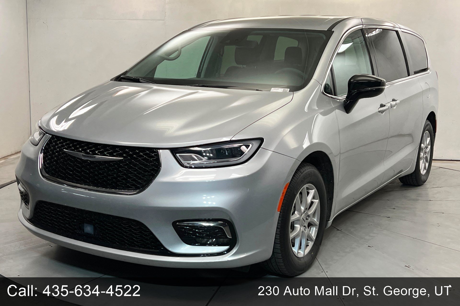 2024 Chrysler Pacifica Touring L - Photo 1