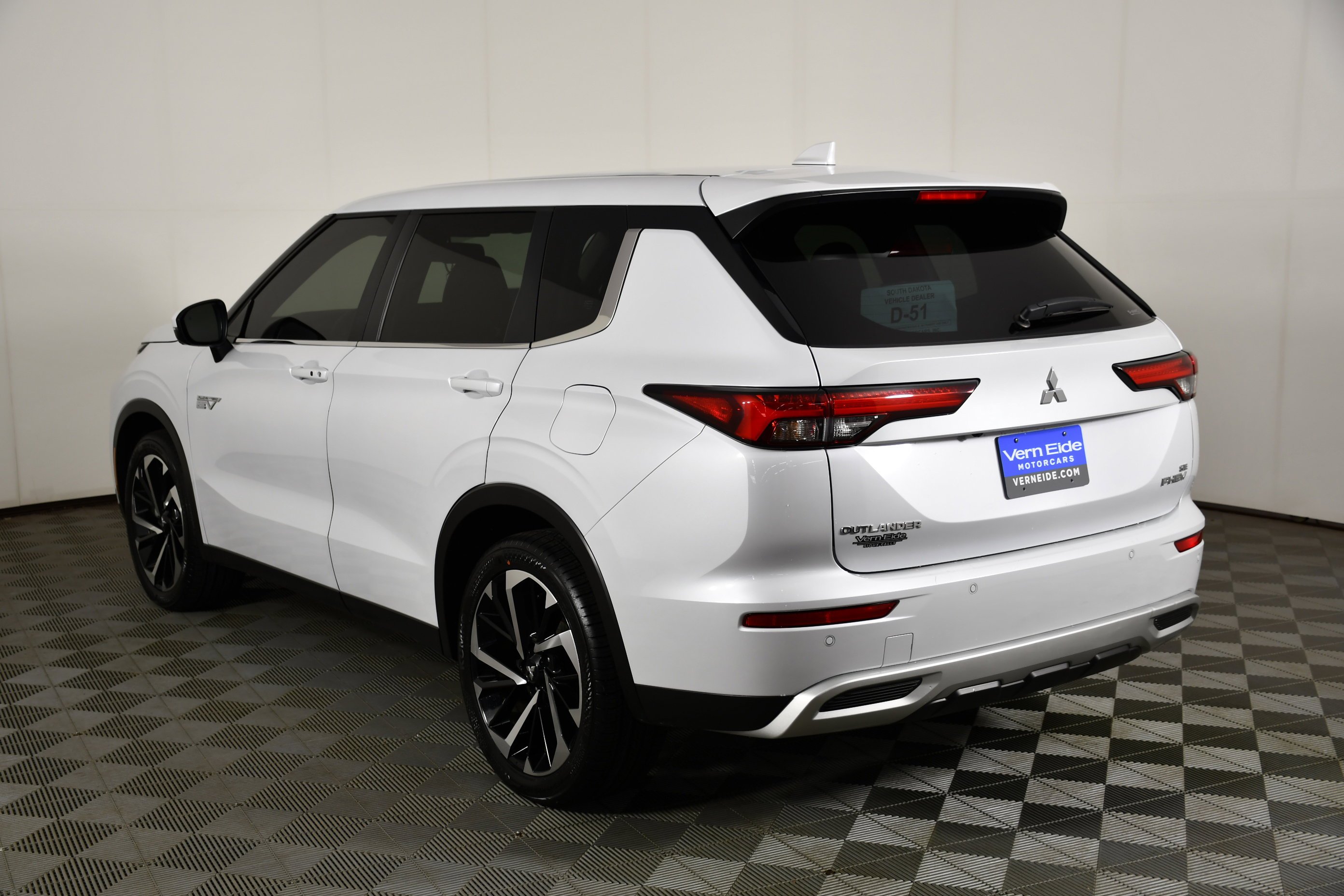 Certified Used 2024 White Diamond Mitsubishi SE image 6