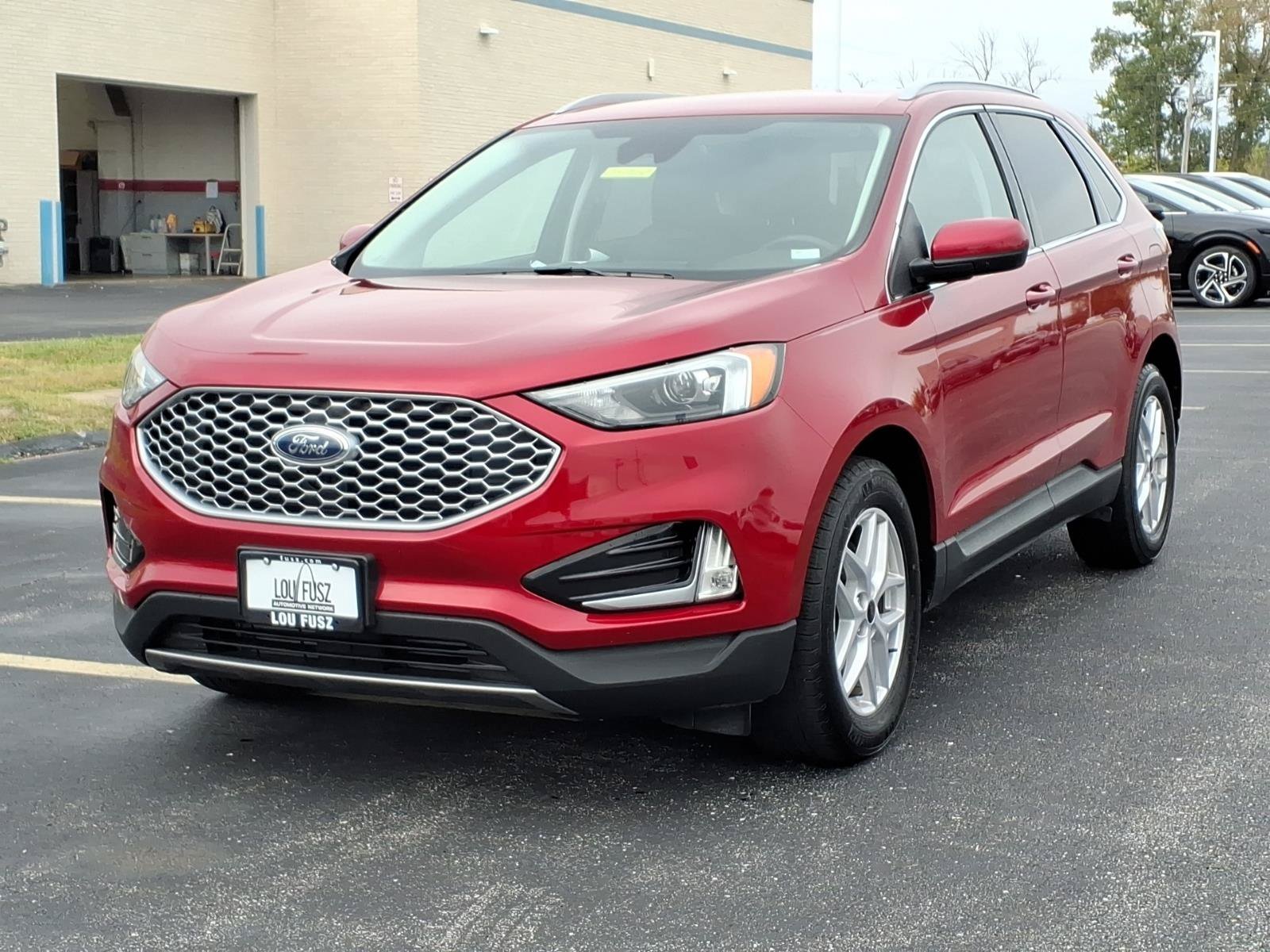 Used 2023  Ford SEL image 2