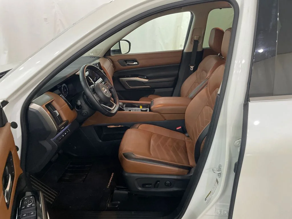 Certified Used 2023 Pearl White Tricoat Nissan Platinum image 13