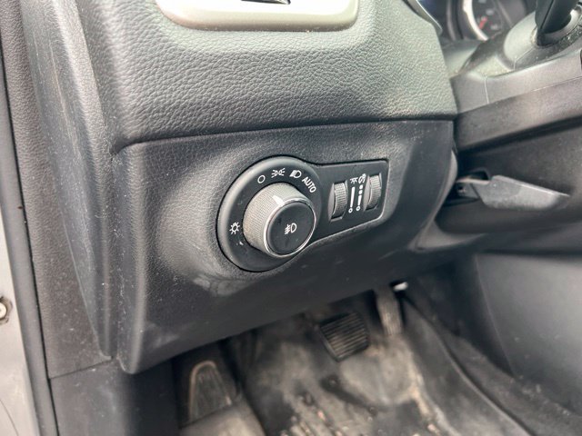 Used 2018 Billet Silver Metallic Clearcoat Jeep Latitude image 9