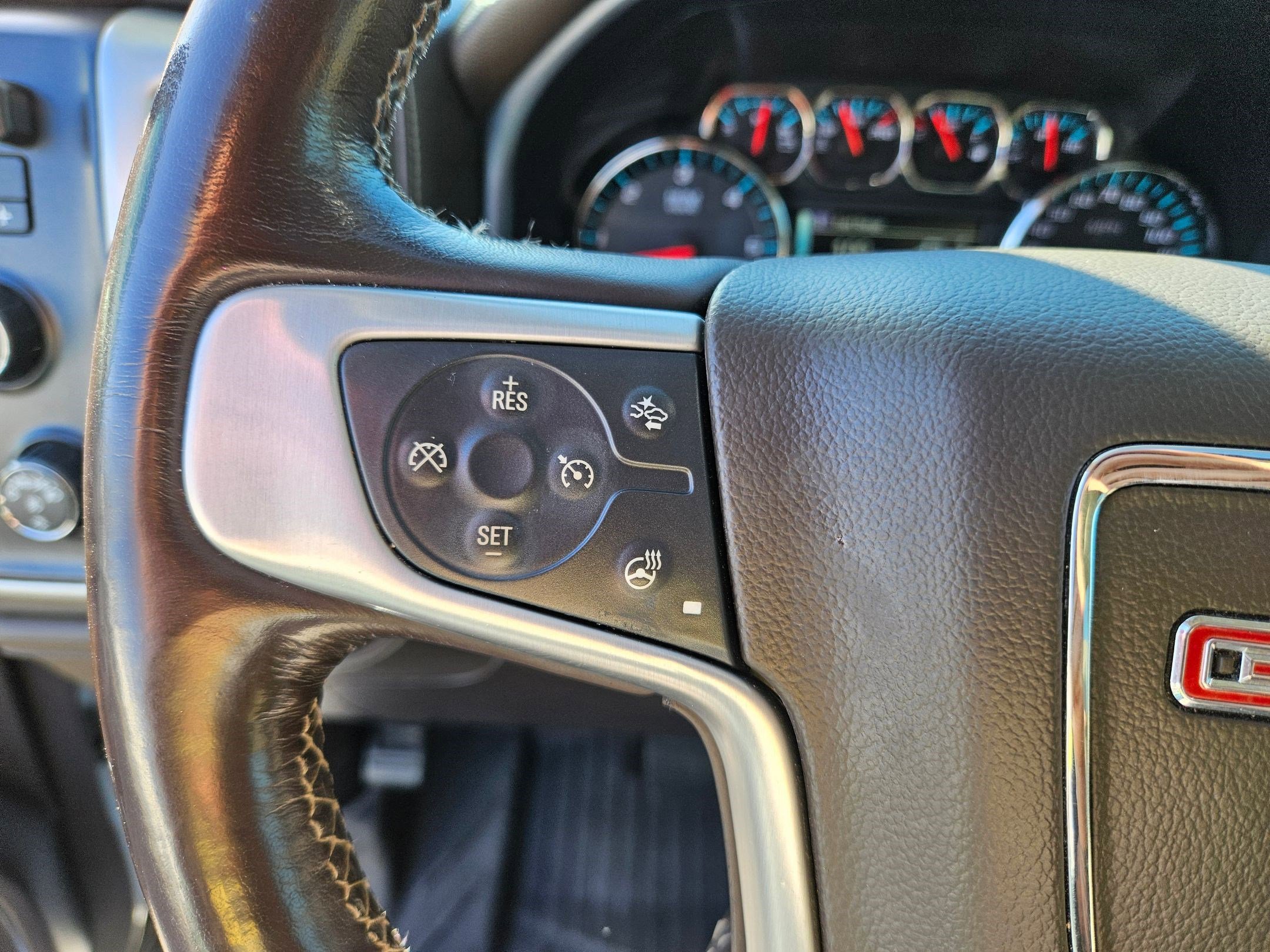 Used 2018 White Frost Tricoat GMC SLT image 18