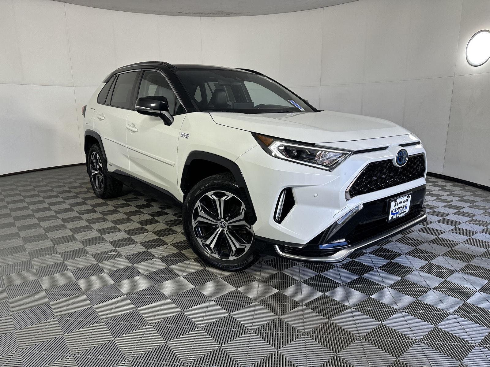 Used 2021 Blizzard Pearl w/Midnight Black Metallic Roof Toyota XSE image 15