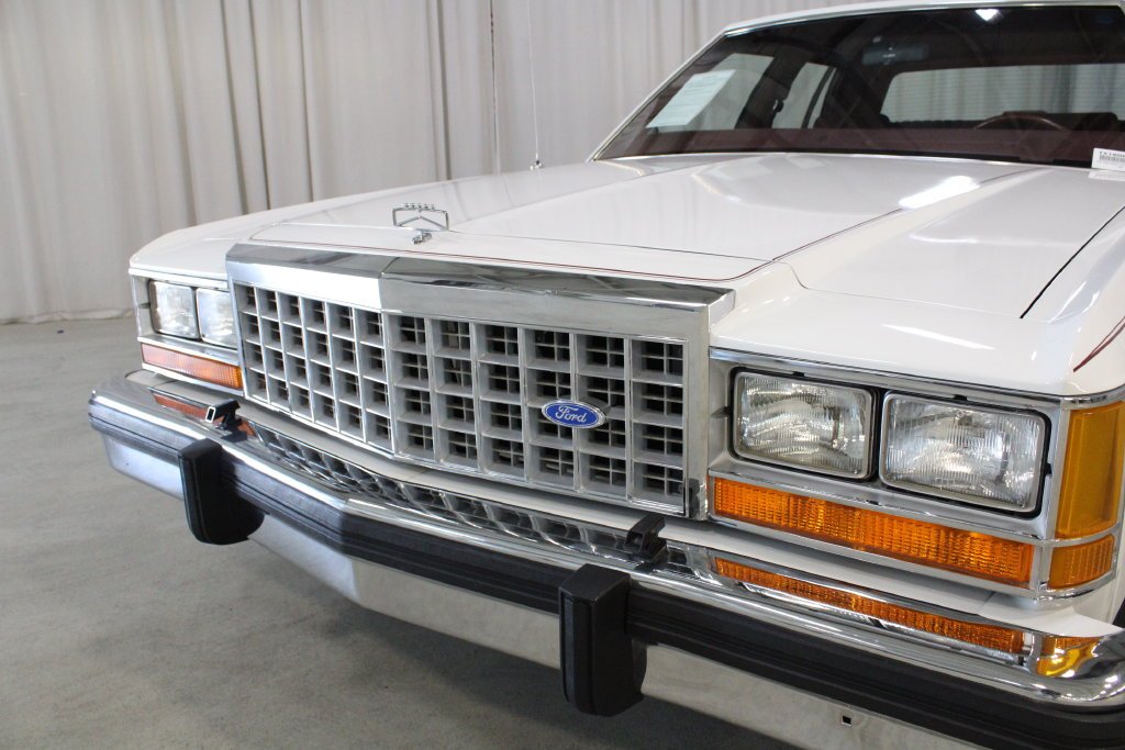 Used 1987 White Ford LX image 30