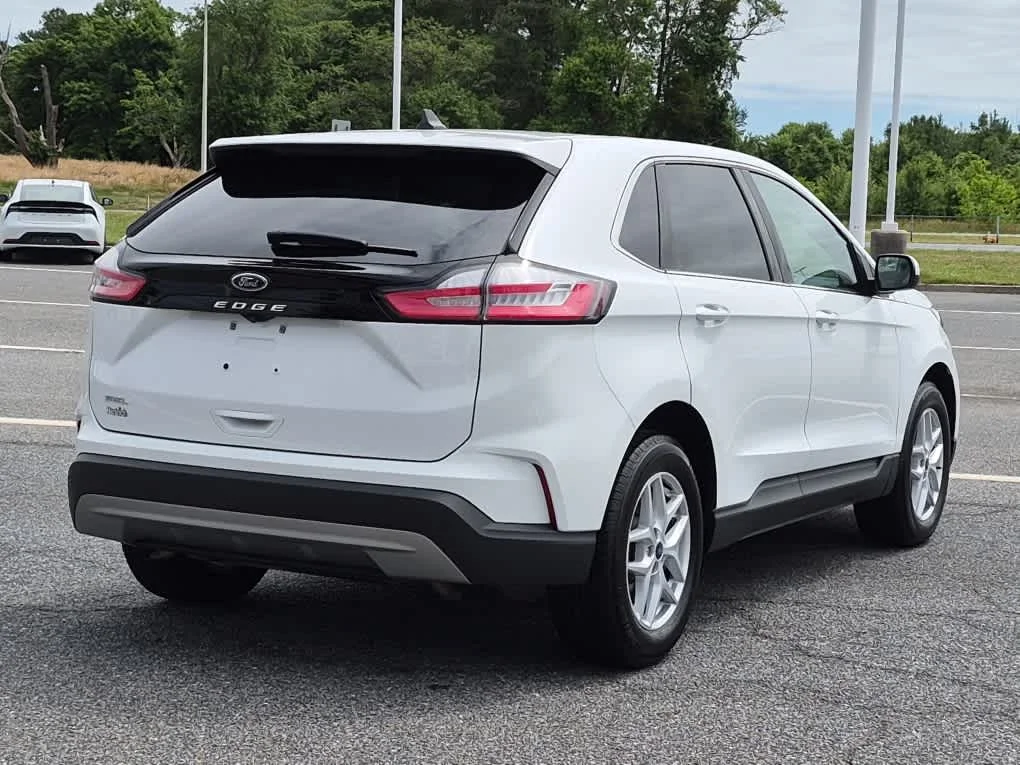 Used 2021 Oxford White Ford SEL image 3