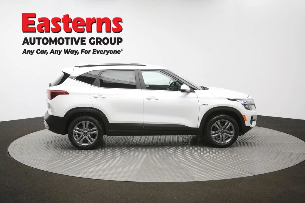 Used 2021 White Kia S image 43