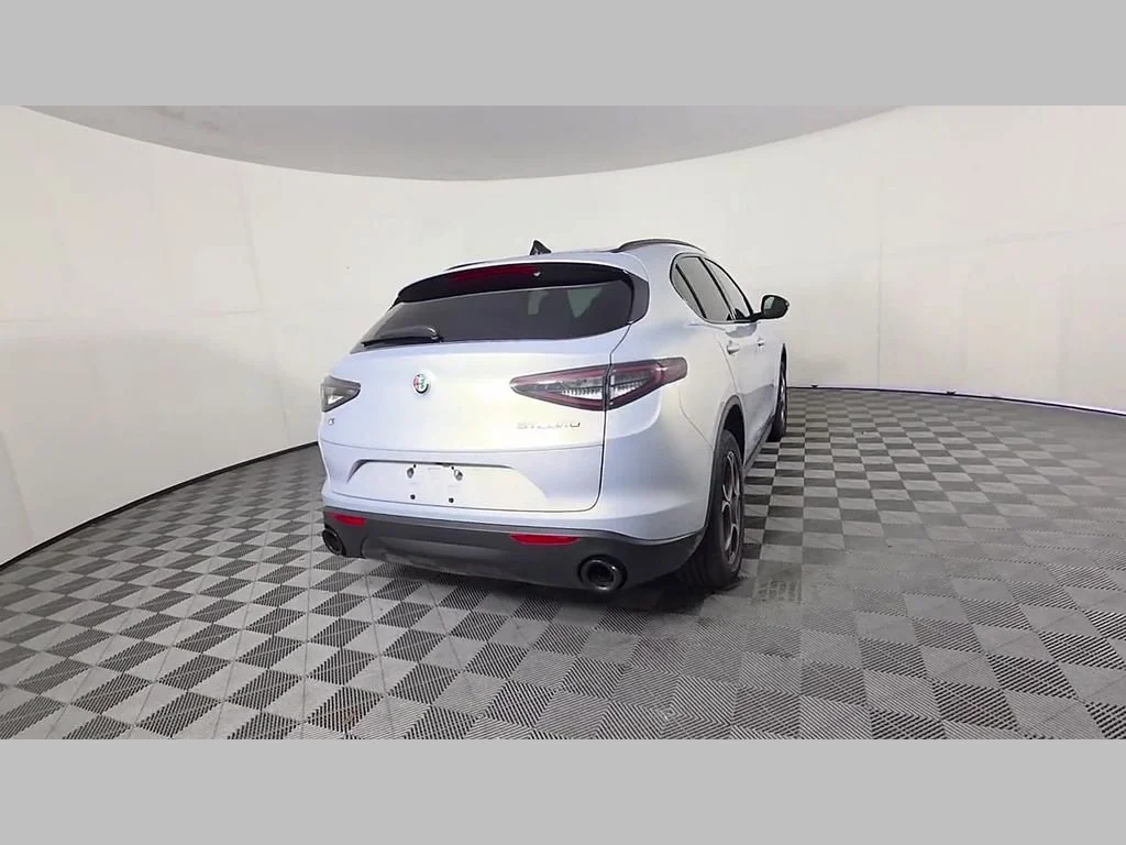 New 2026 Moonlight Gray Metallic Alfa Romeo Base image 28
