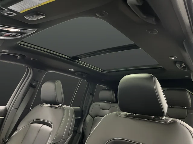 New 2026 Diamond Black Crystal Pearl-Coat Exterior Paint Jeep Limited image 7