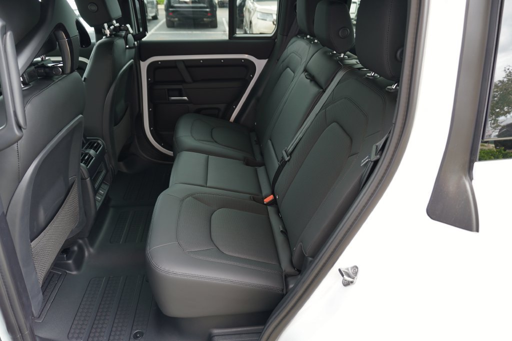 New 2026 Fuji White Land Rover X-Dynamic SE image 27