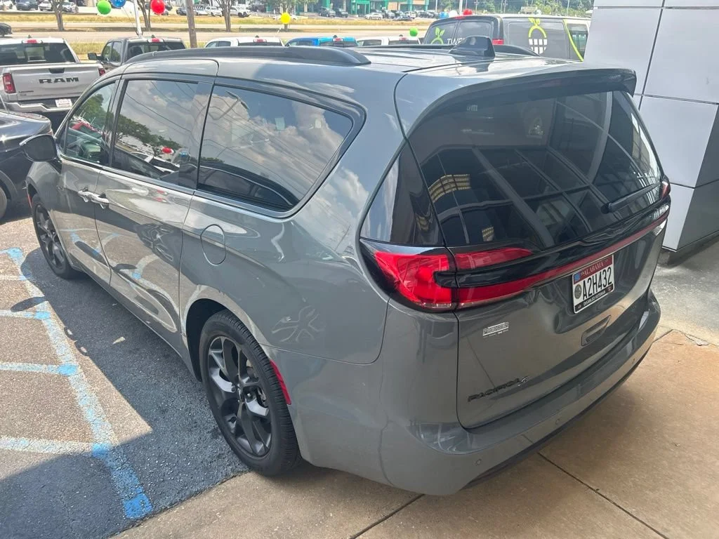 Used 2024 Ceramic Gray Clearcoat Chrysler Touring L image 4