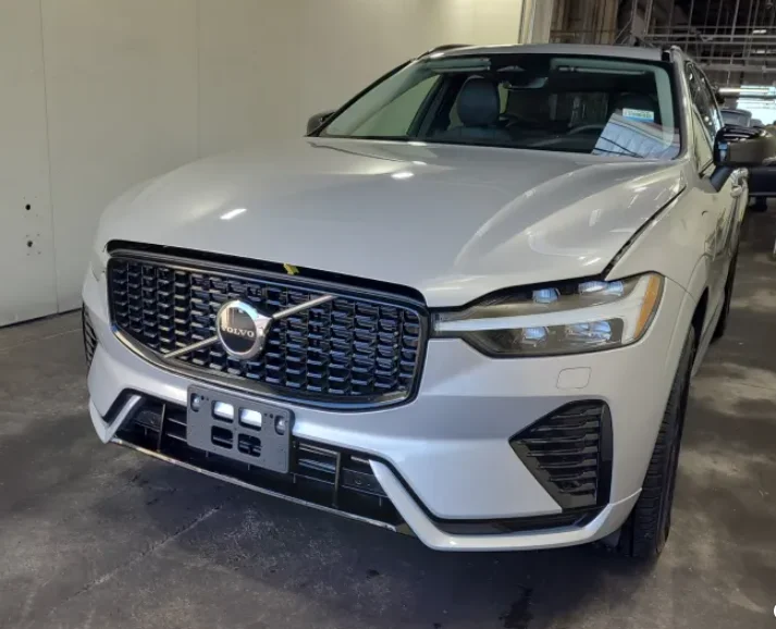 2025 Volvo XC60 T8 Core Dark AWD's photo