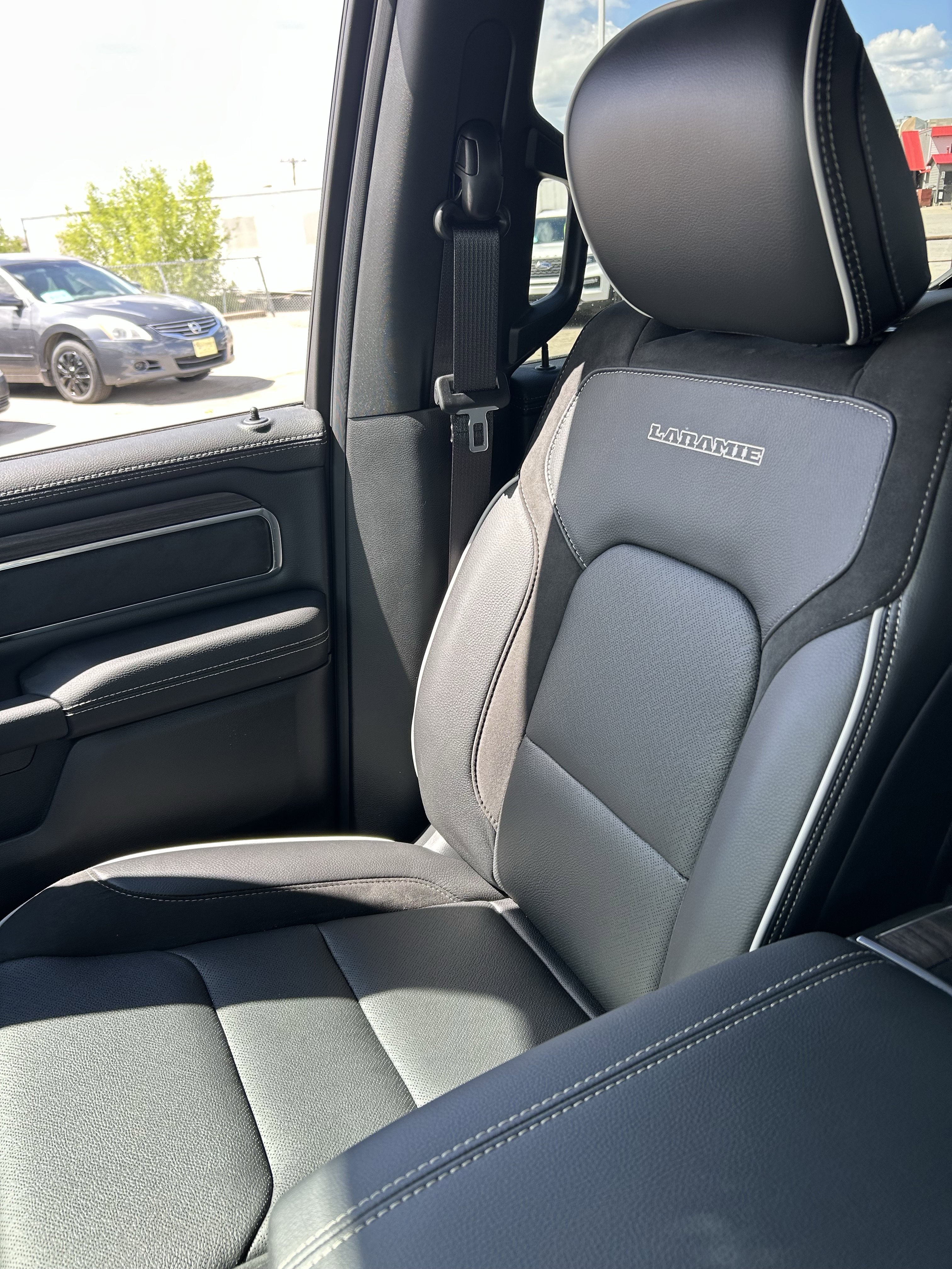 New 2026 Diamond Black Crystal Pearlcoat Ram Laramie image 33
