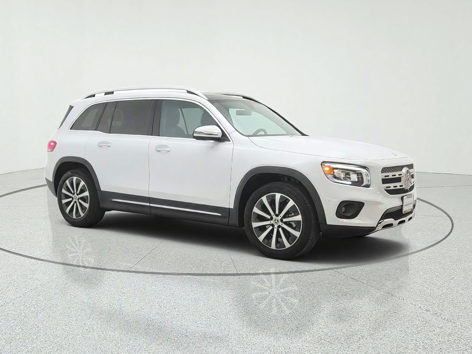 Used 2022 Digital White Metallic Mercedes-Benz GLB 250 SUV image 3