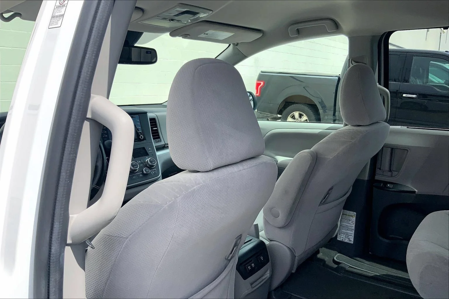 Used 2020 Whi/white Toyota LE Auto Access Seat image 12