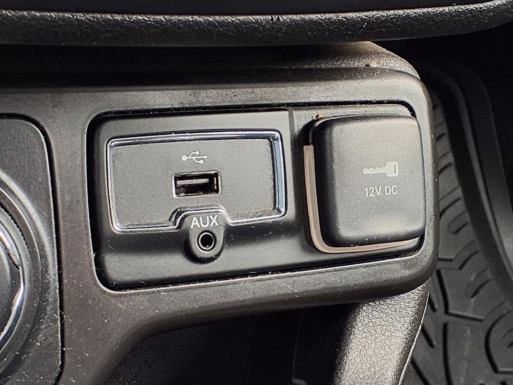 Used 2022 White Jeep Sport 4x4 image 24