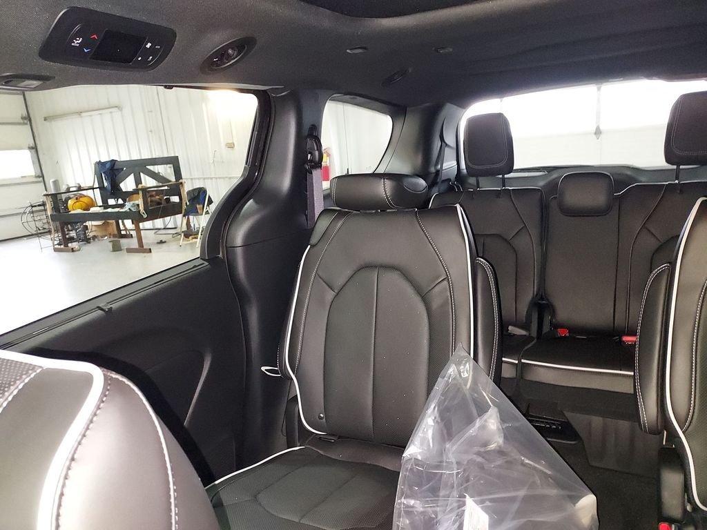 2026 Chrysler Pacifica Limited - Photo 15