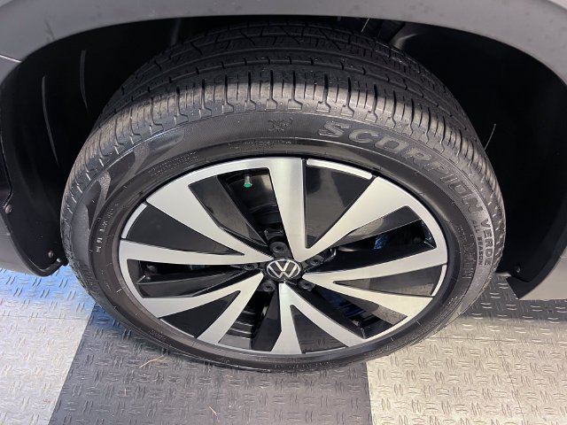 2022 Taos 1.5T SE Black · photo 9