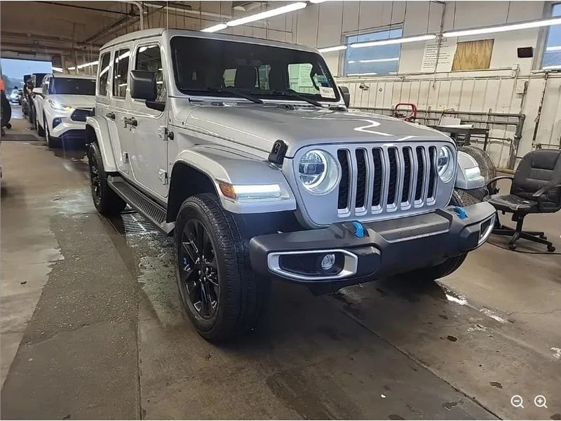 Used 2023 Silver Zynith Clearcoat Jeep Sahara image 5