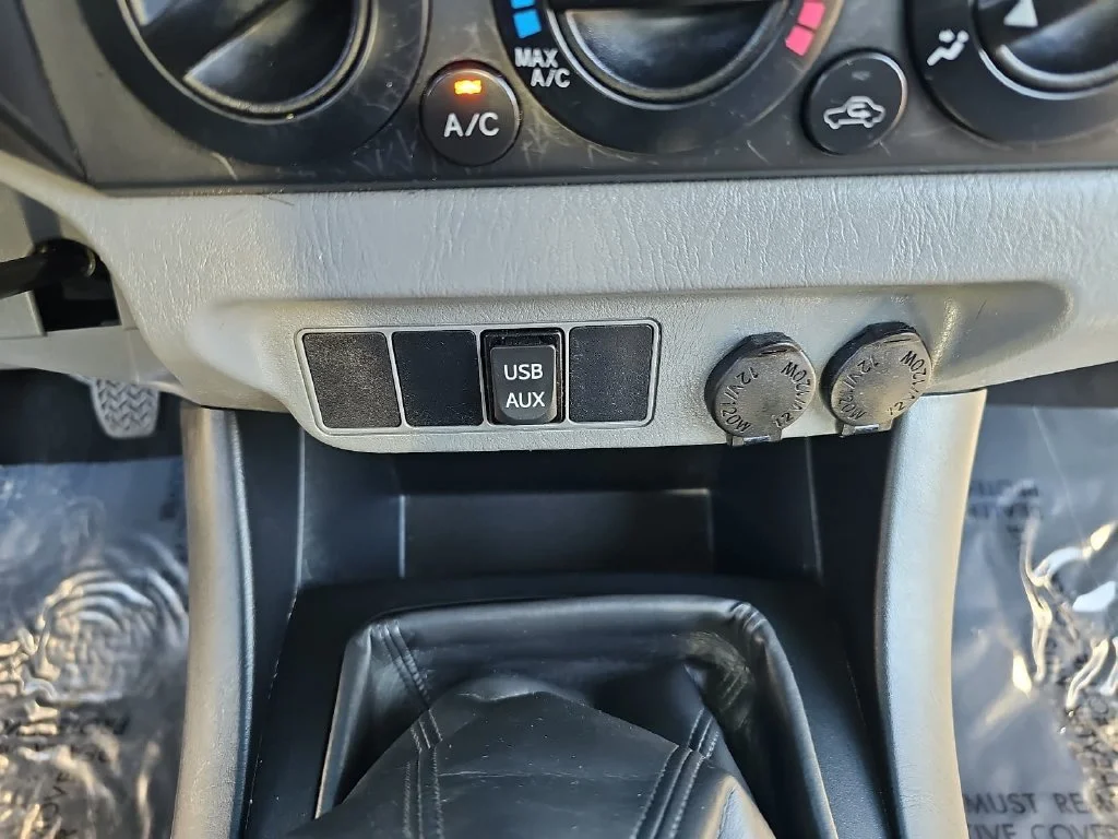 Used 2015 White Toyota Base image 23