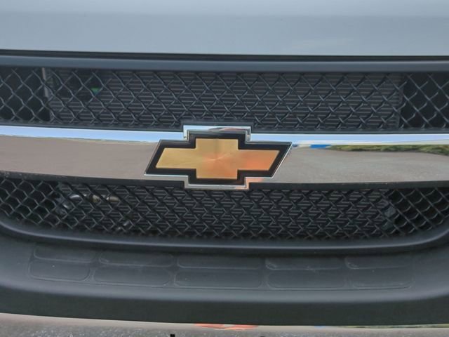 New 2025 Summit White Chevrolet 1WT image 29