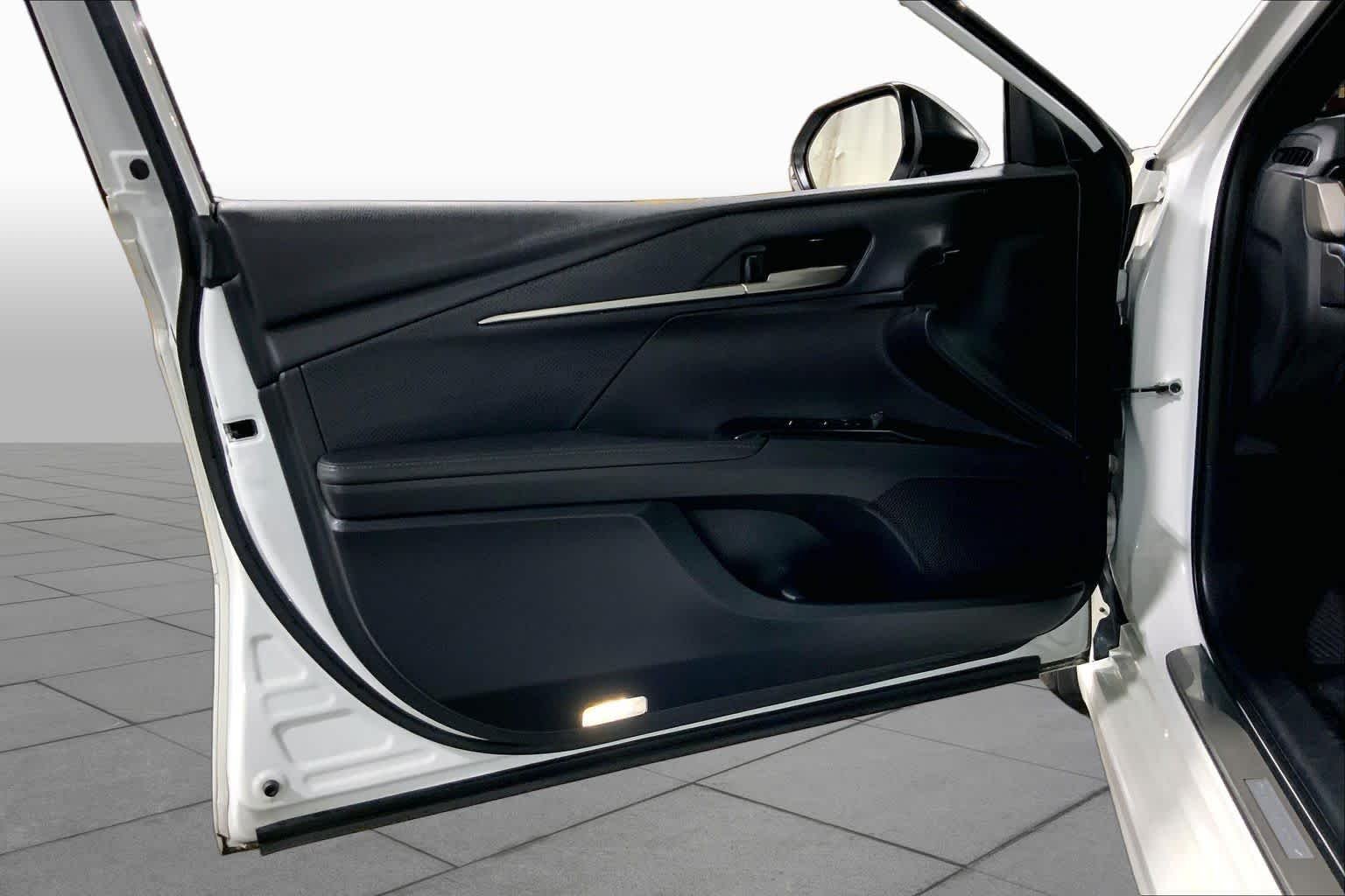 Used 2025 Wind Chill Pearl Toyota XSE image 22